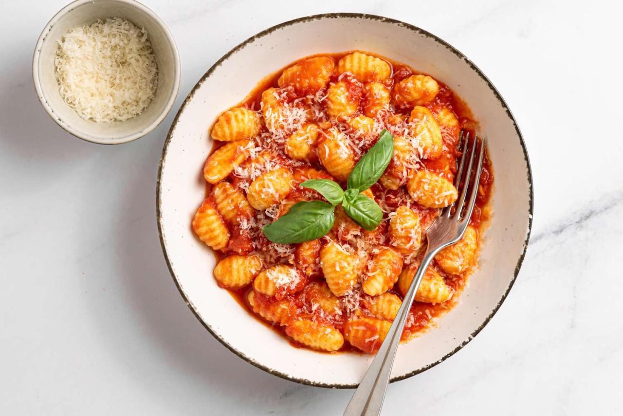 Gnocchi With Tomato Sauce Recipe (With Video & Step-by-Step)