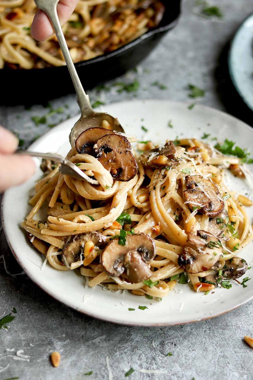 Creamy Garlic Mushroom Pasta - The Last Food Blog