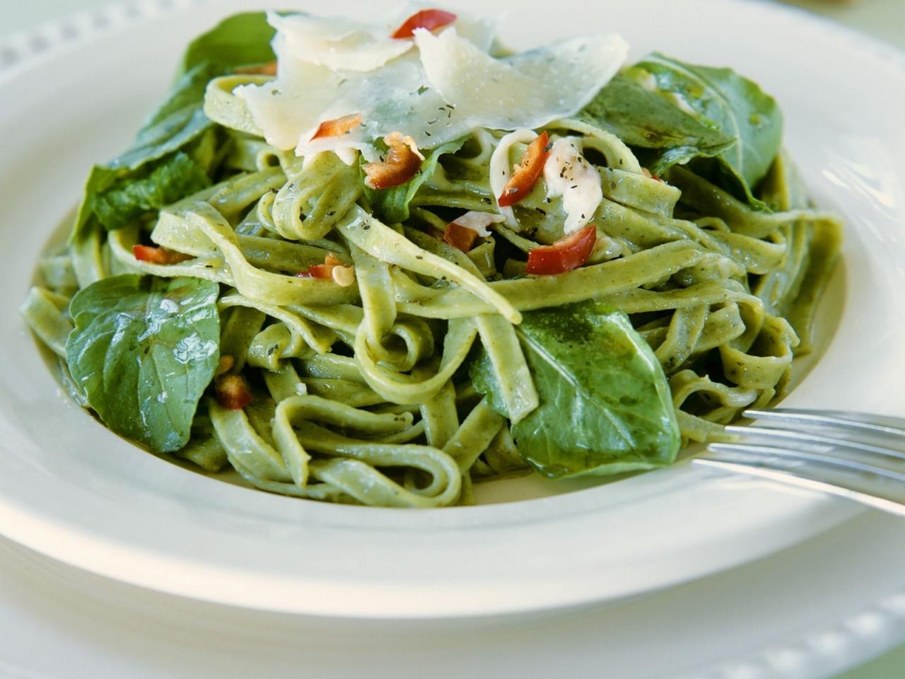 Green Tagliatelle with Spinach and Chiles recipe | Eat Smarter USA