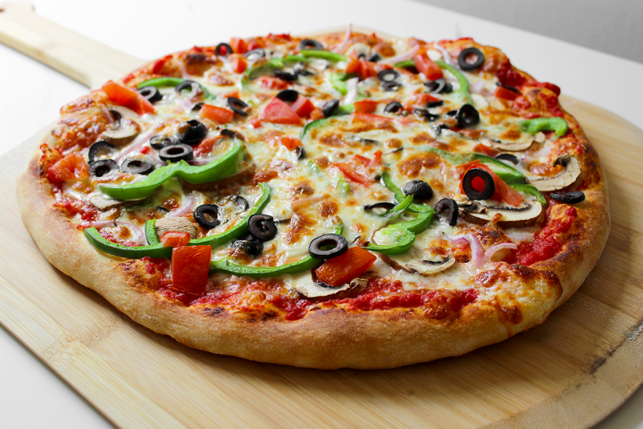 The Best Veggie Supreme Pizza  – Thursday Night Pizza