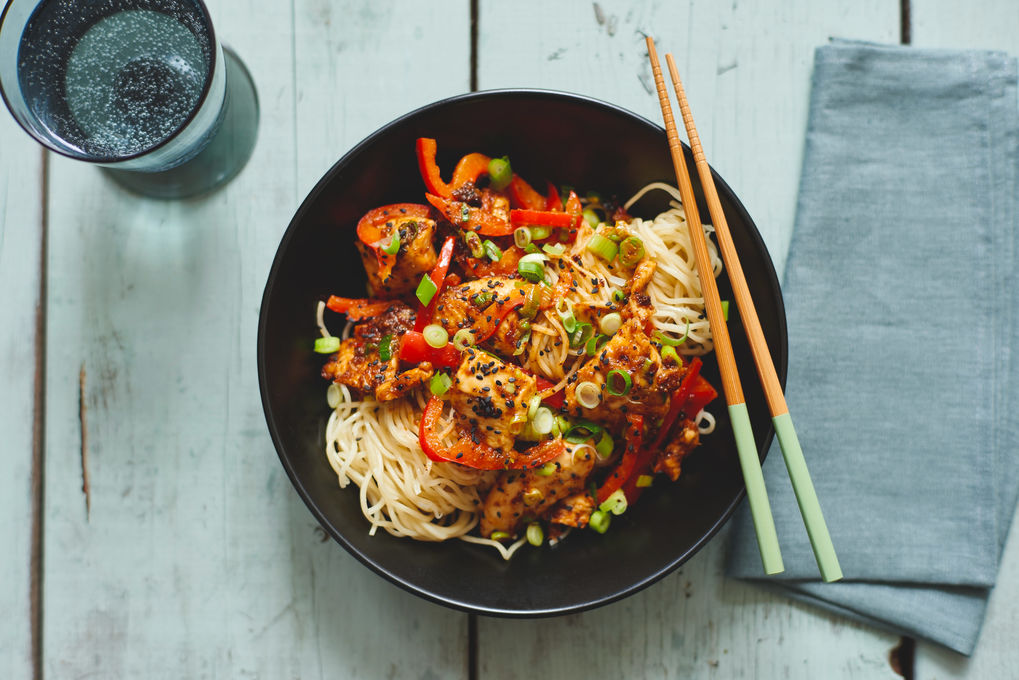 Aziatische kip met satésaus en mienoedels | Marley Spoon