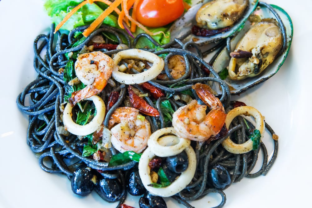 Cuttlefish spaghetti with prawns, squid and mussels - Recipe | Recipe